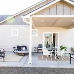 Luxury Cottage-Family Friendly -Backyard -Garage-