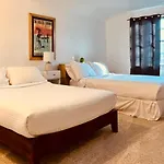 Experience Nirvana With Artwork Collections From Around The Globe Located In Lakewood Neighborhood In Se Boise Next To A Park, Minutes From Bown Crossing And The Boise River, 10 Minutes To Downtown, 4 Beds, Sleeps 8, Pets Welcome In Large Fenced In Y