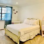 Experience Nirvana With Artwork Collections From Around The Globe Located In Lakewood Neighborhood In Se Boise Next To A Park, Minutes From Bown Crossing And The Boise River, 10 Minutes To Downtown, 4 Beds, Sleeps 8, Pets Welcome In Large Fenced In Y