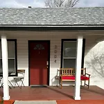 Red Bench Cottage Ideal Location Near Parks, Trails, Skiing, Hiking, Biking, Shopping Extended Stays Welcome