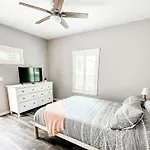 Remodeled Downtown 3Bed Home Quartz Countertops