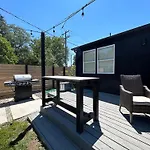 Off-Broadway - Modern Woutdoor Haven
