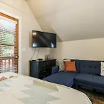 #Stayinmydistrict Hyde Park Newly Remodeled Loft