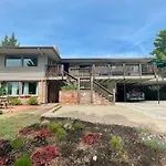 #Stayinmydistrict Modern North End Hills Retreat