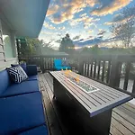 #Stayinmydistrict Modern North End Hills Retreat