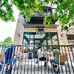 The Greenbelt Getaway - Views, Pets, Bikes, Games, Fun