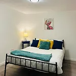 Phoebe\'S Place - A Friends\' Inspired Escape