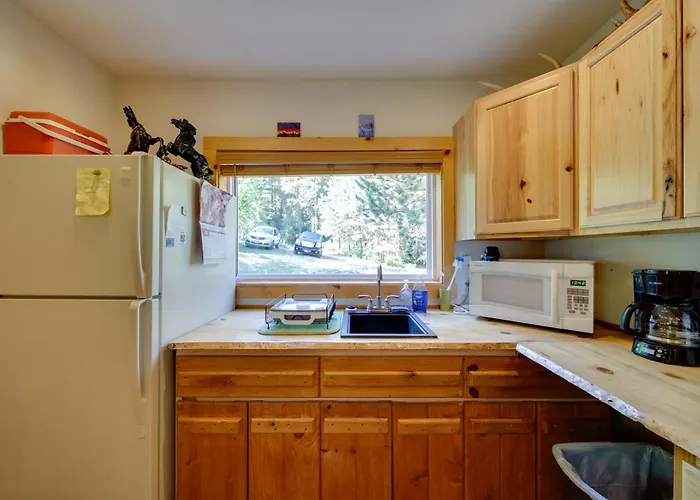 Cozy Countryside Cabin In Robie Creek Park!