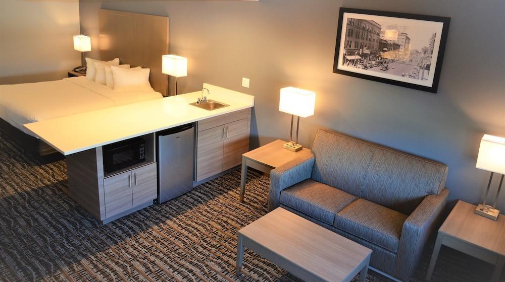 28 Airport, Ascend Collection