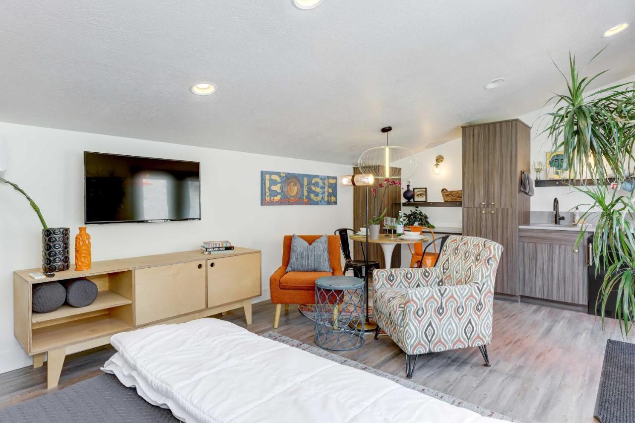 Stylish And Modern With Foothills Views! Apartment