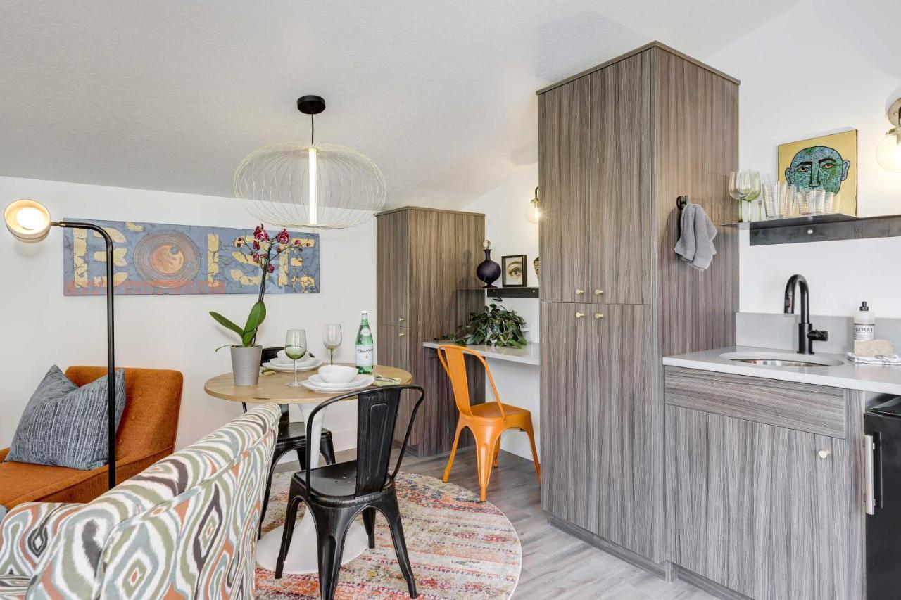 Stylish And Modern With Foothills Views!