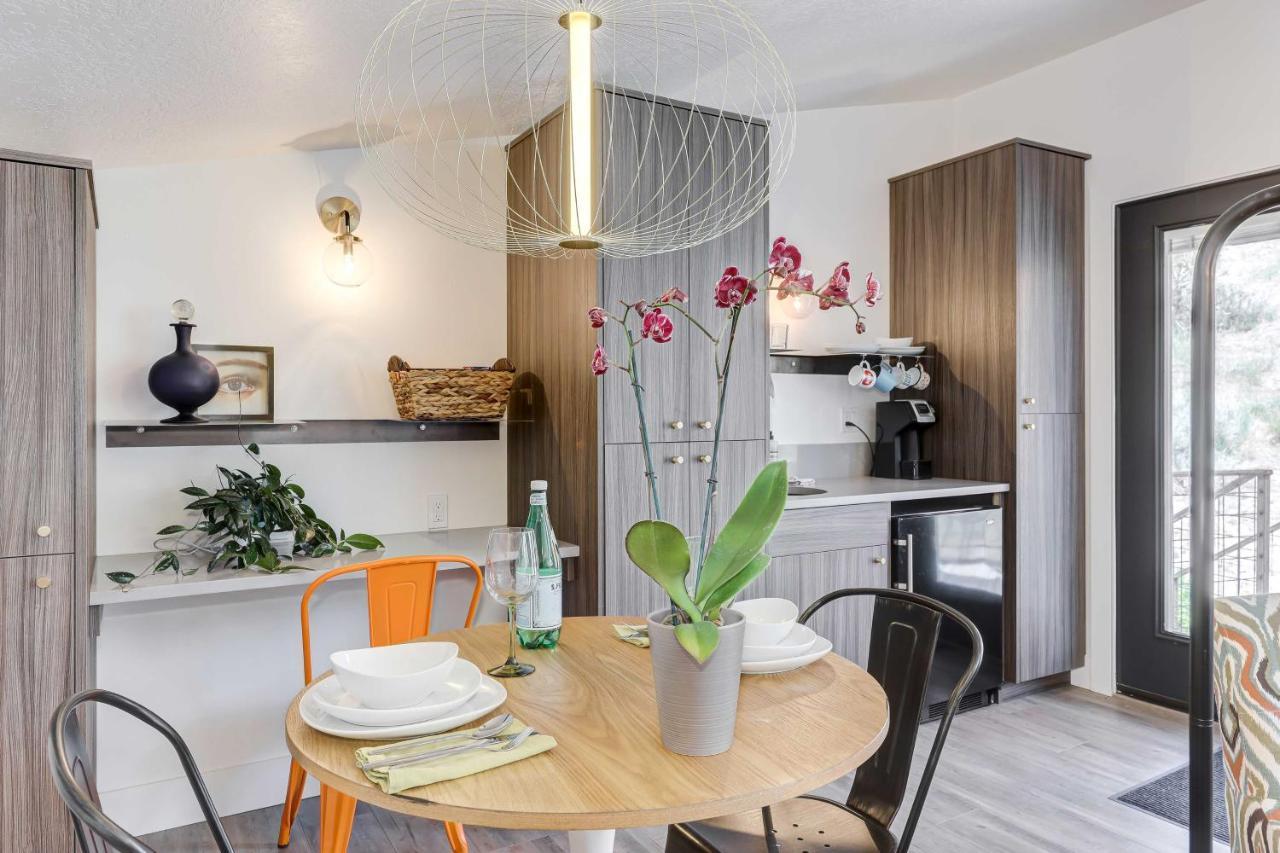 Stylish And Modern With Foothills Views! *
