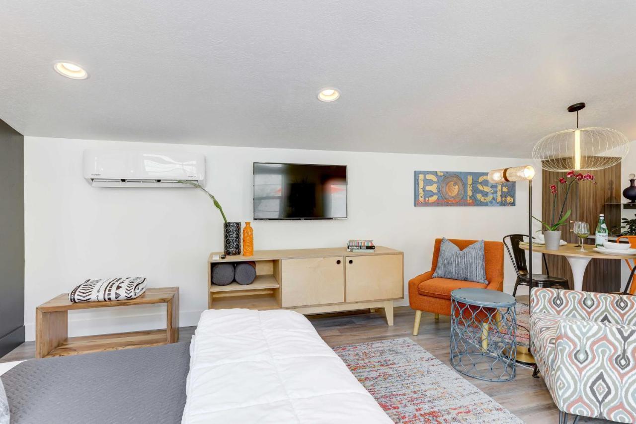 Stylish And Modern With Foothills Views! Apartment