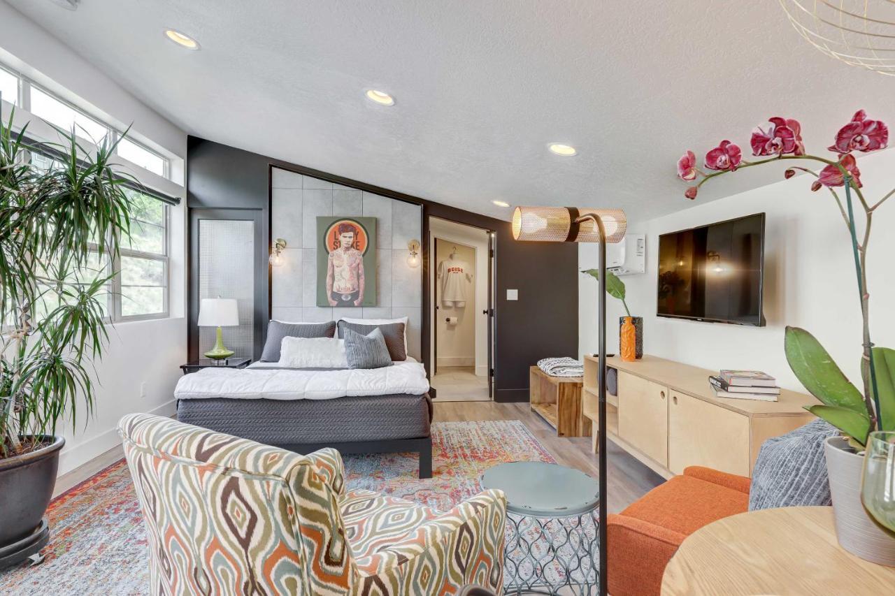 Apartment Stylish And Modern With Foothills Views!