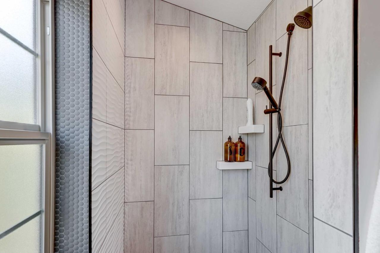 Apartment Stylish And Modern With Foothills Views!