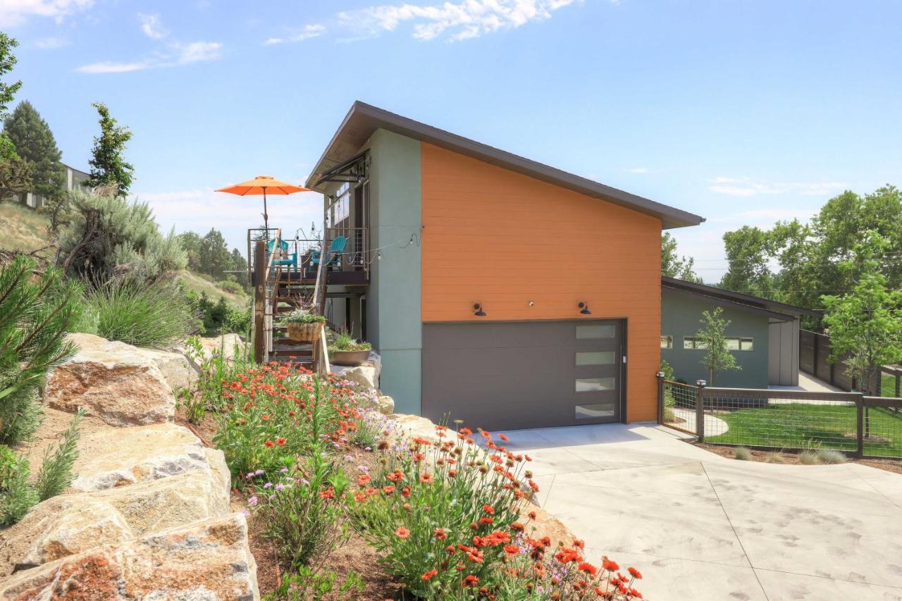 Stylish And Modern With Foothills Views! *