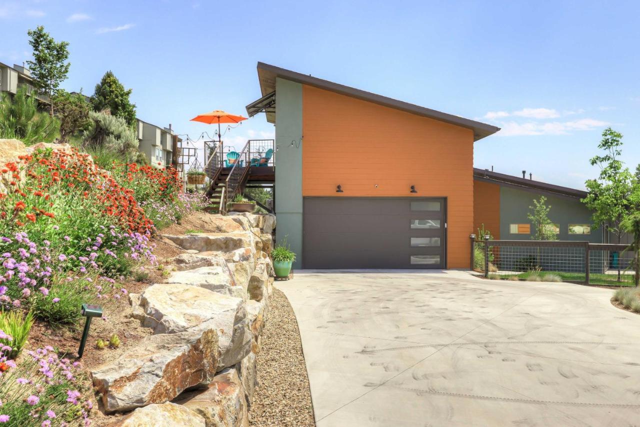 Stylish And Modern With Foothills Views!