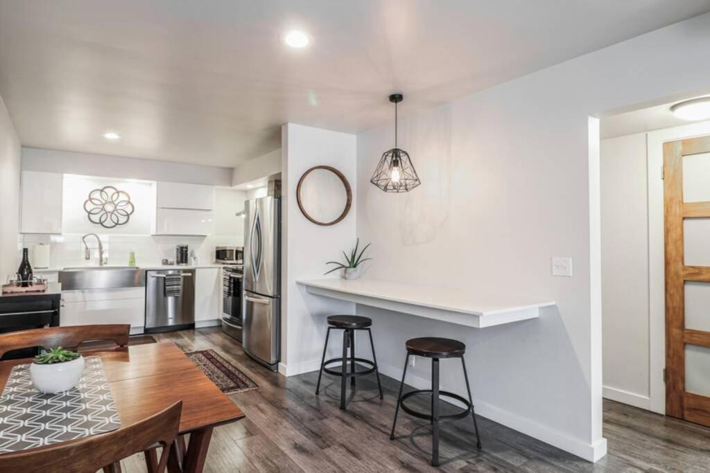 24! Prized Location. Modern! Bright! Enjoy! Apartment *