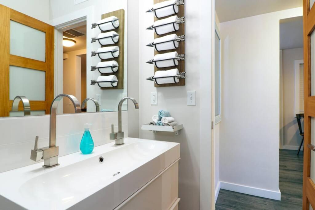 24! Prized Location. Modern! Bright! Enjoy! Apartment Boise