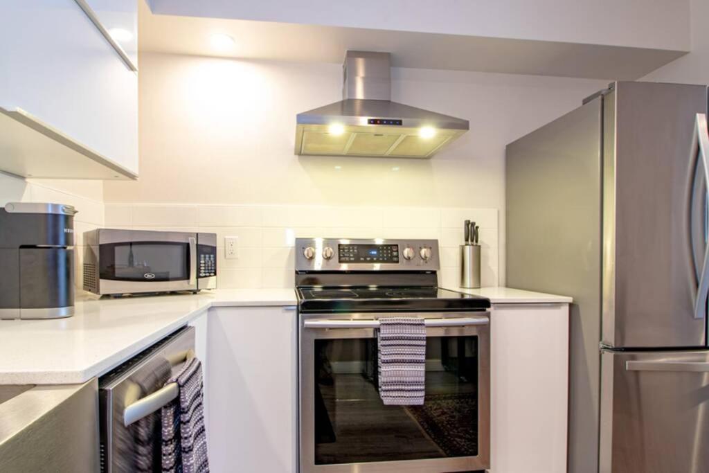 24! Prized Location. Modern! Bright! Enjoy! *