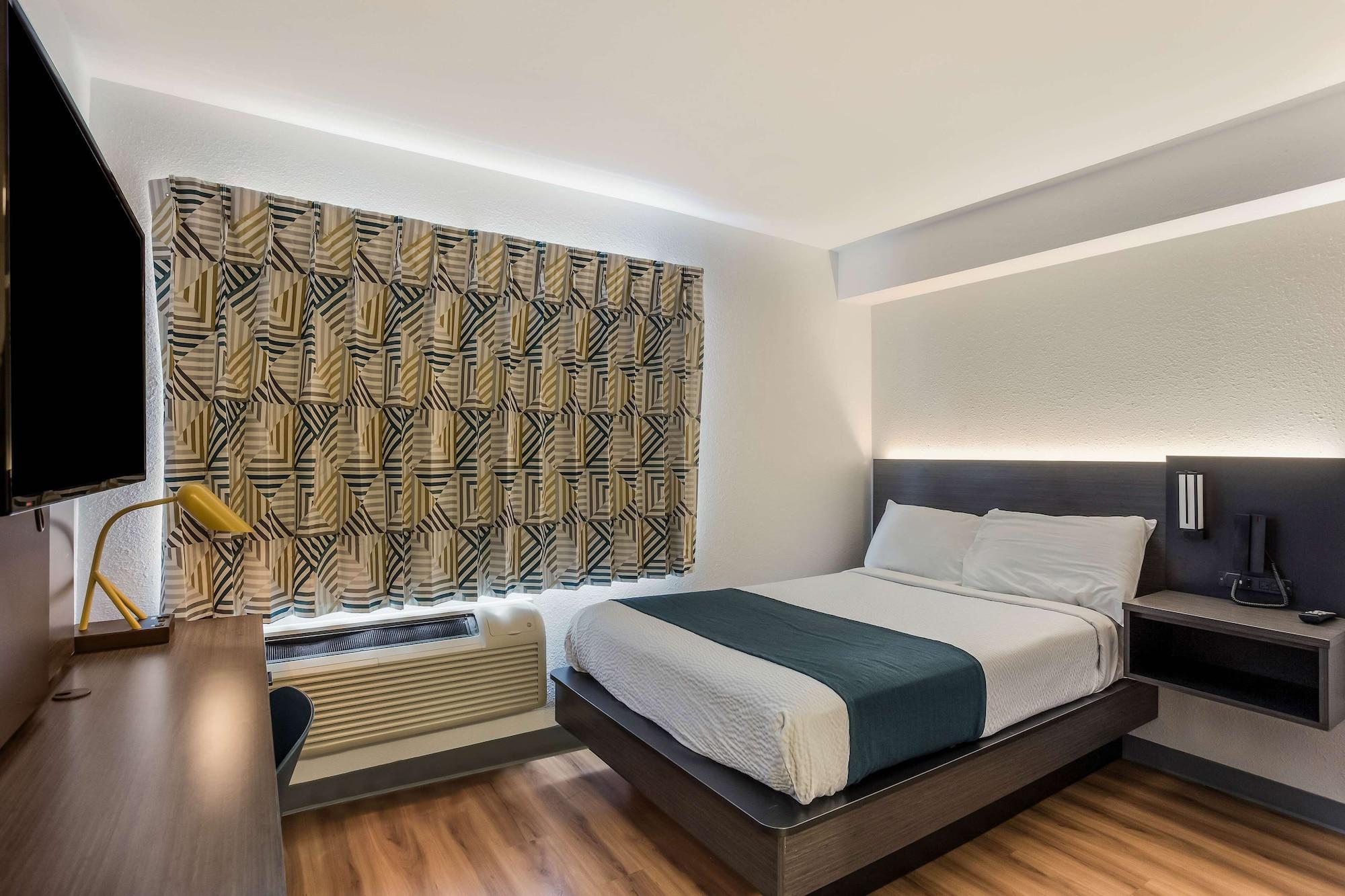 6 Hotel