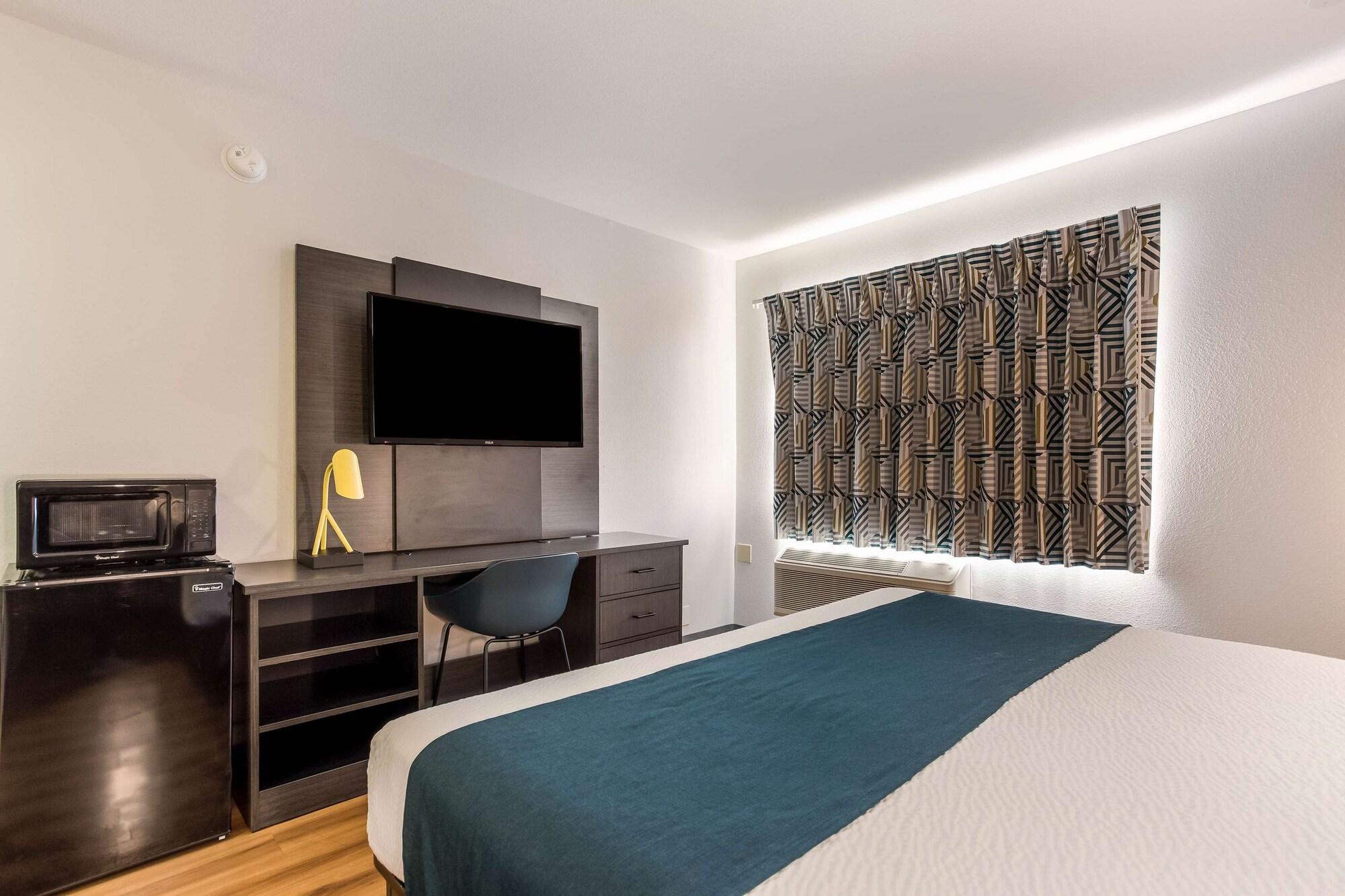 6 Hotel