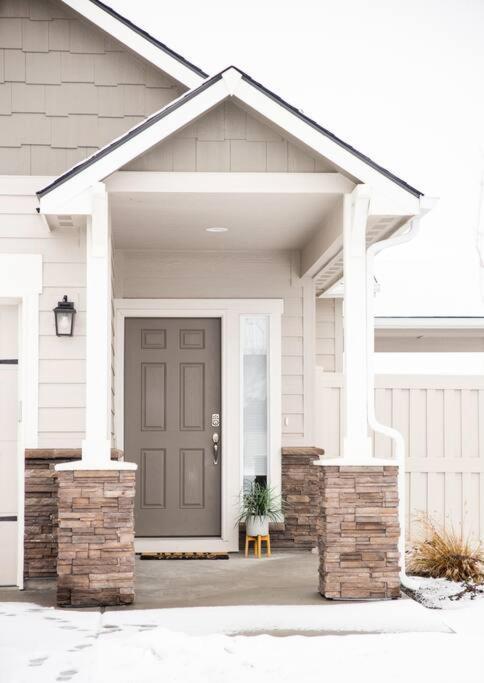 Holiday home Luxury Cottage-Family Friendly -Backyard -Garage-