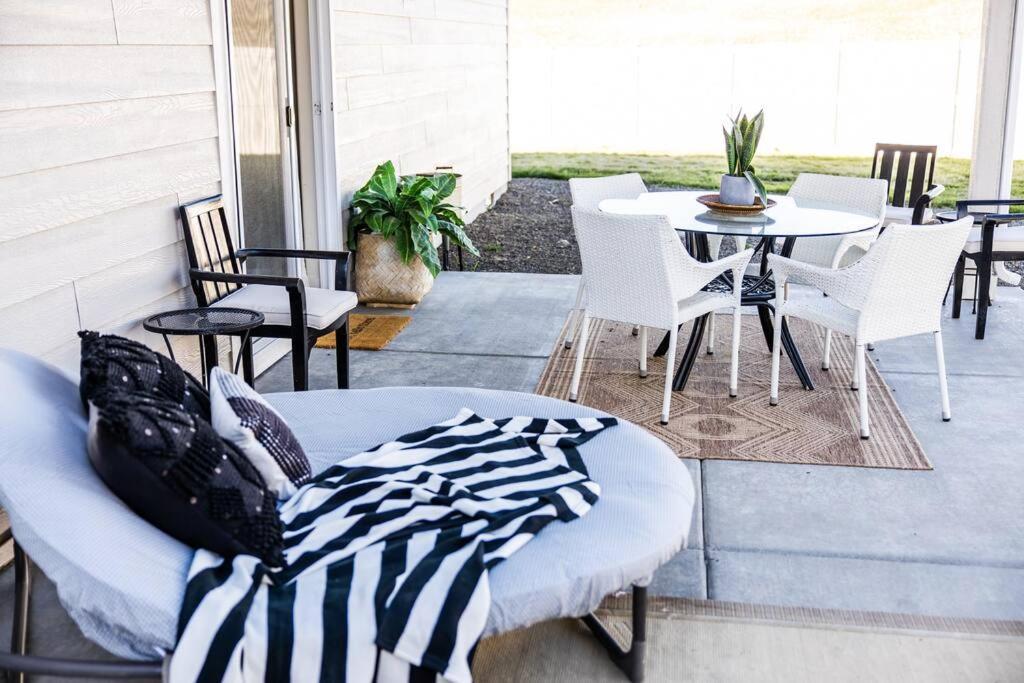 Luxury Cottage-Family Friendly -Backyard -Garage- Boise