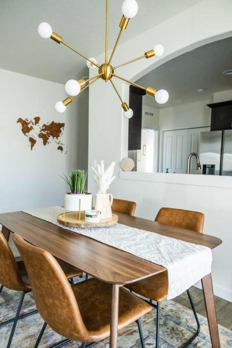 Luxury Cottage-Family Friendly -Backyard -Garage- * Boise