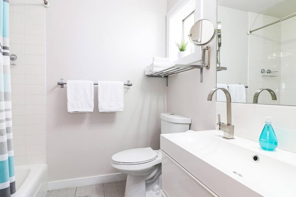 24! Prized Location. Modern! Bright! Enjoy! Apartment