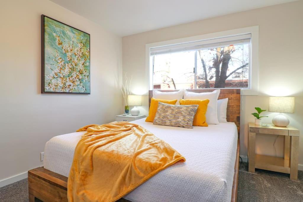 24! Prized Location. Modern! Bright! Enjoy! Apartment Boise