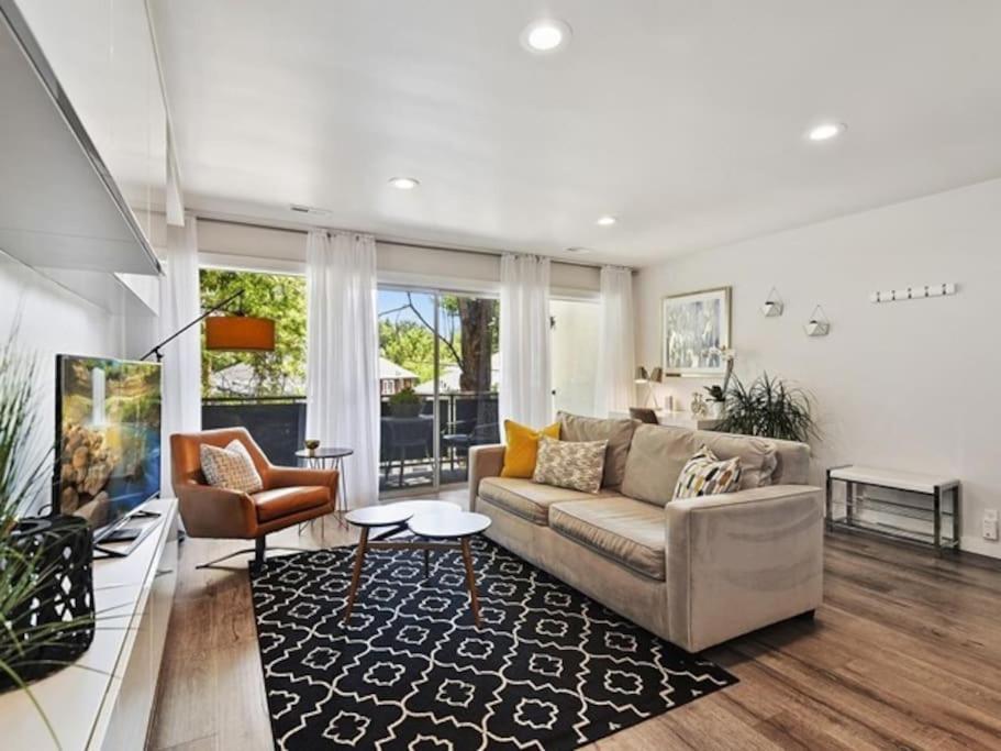 24! Prized Location. Modern! Bright! Enjoy! * Boise