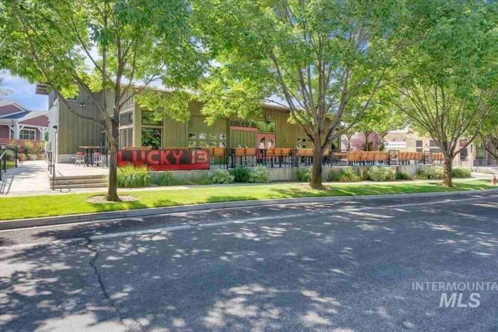 Airport-balconynew Condo-se Boise-parks-hiking-pa Boise