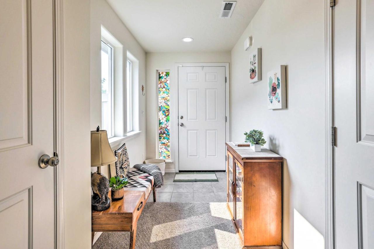 Prismatic Retreat With Fenced Backyard! Holiday home *