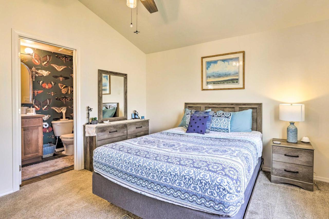 Prismatic Retreat With Fenced Backyard! Holiday home *