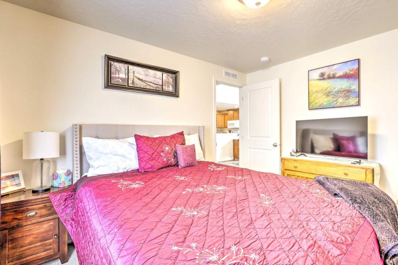 Prismatic Retreat With Fenced Backyard! Holiday home Boise