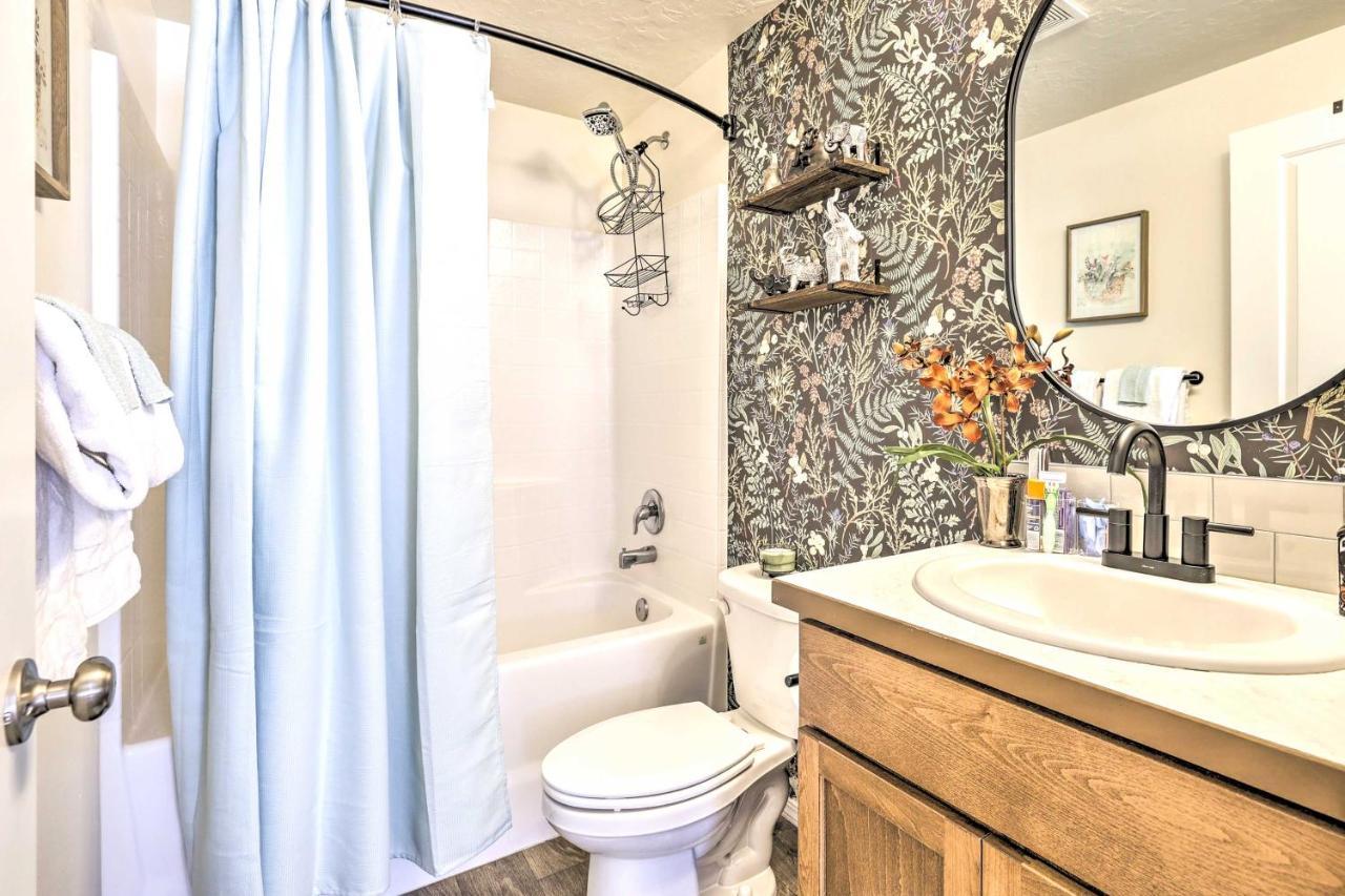 Prismatic Retreat With Fenced Backyard! Holiday home