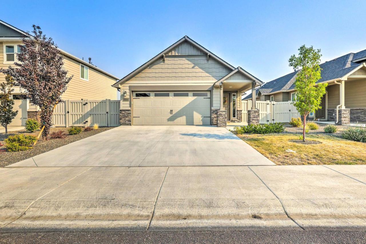 Prismatic Retreat With Fenced Backyard! Holiday home *