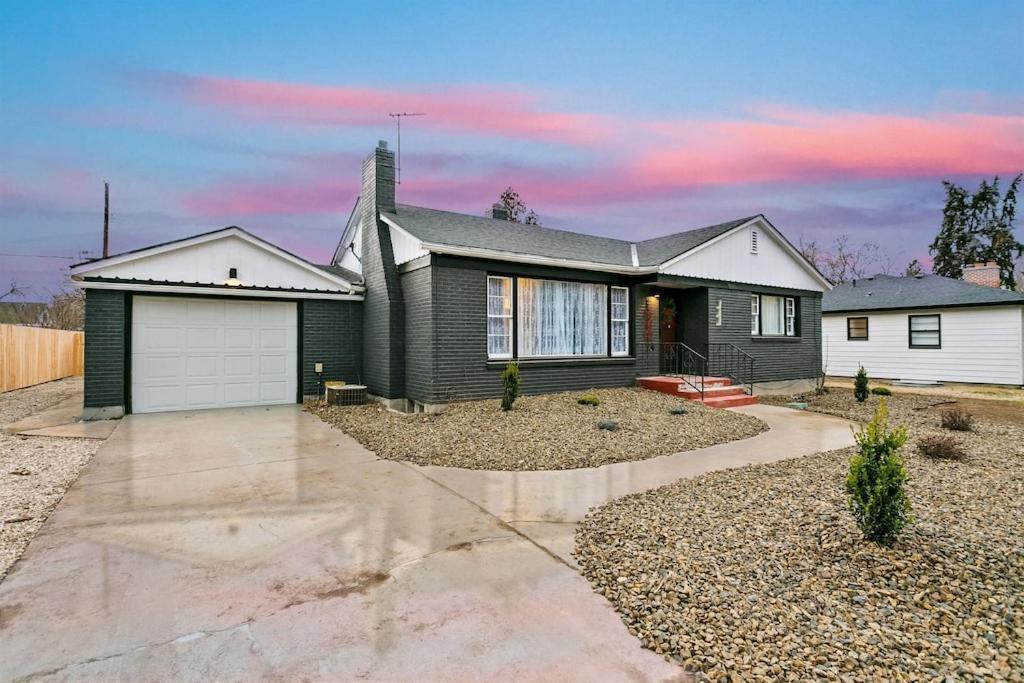 Holiday home Cute Remodeled Midcentury On Bench *