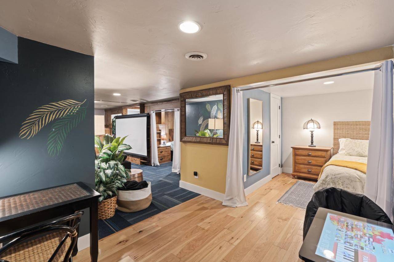 The Gatsby: Heated Pool & In North End Holiday home Boise