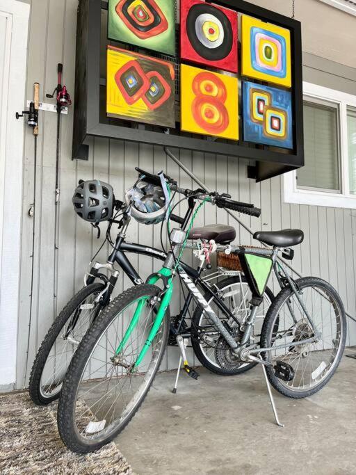 Front With Kayaks Bikes Near Greenbelt Holiday home *