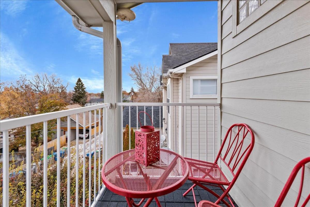 Spacious 3 Story In The Foothills *