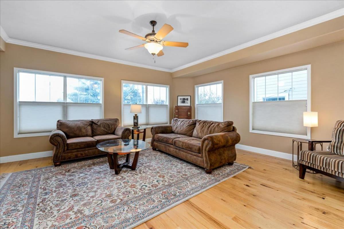Spacious 3 Story In The Foothills *