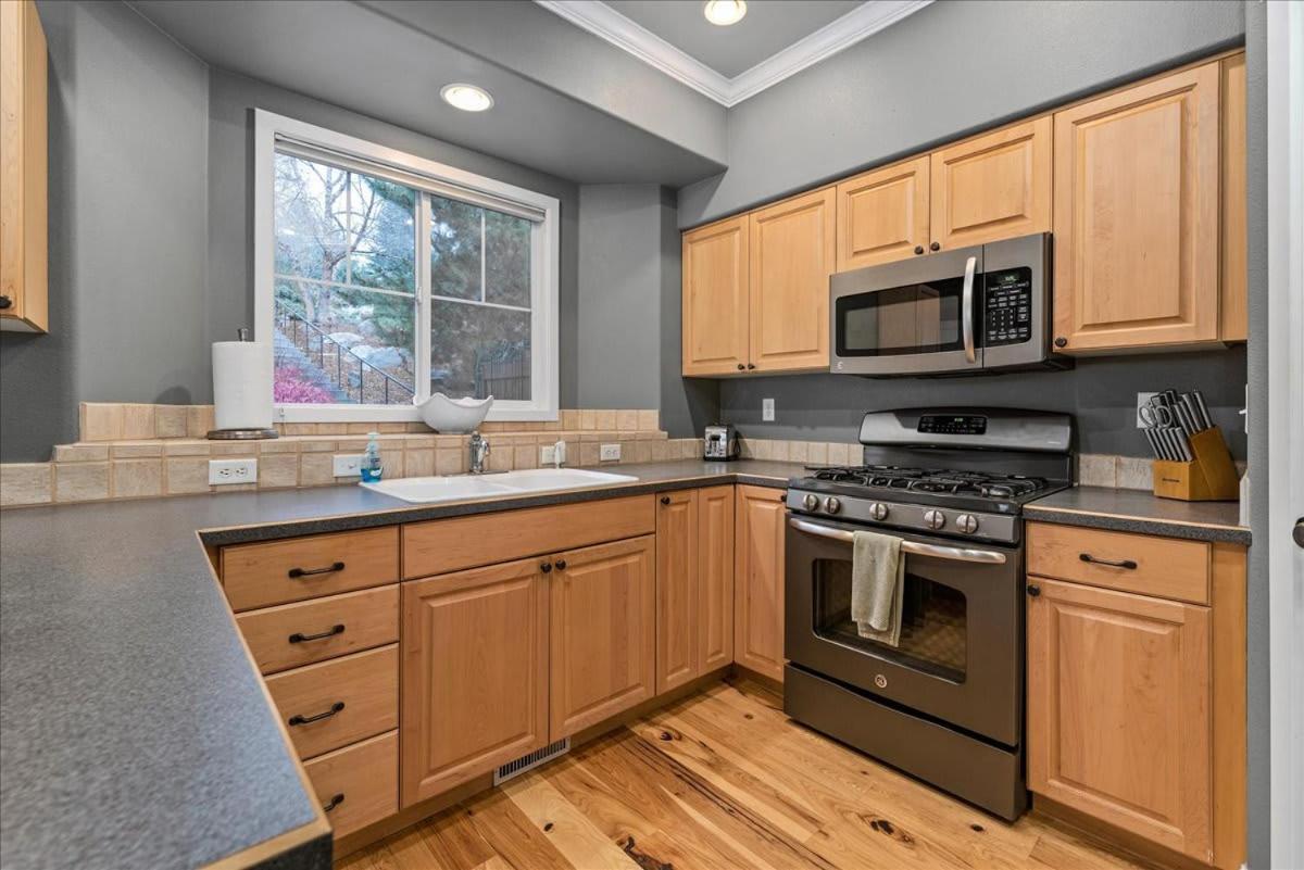 Spacious 3 Story In The Foothills *