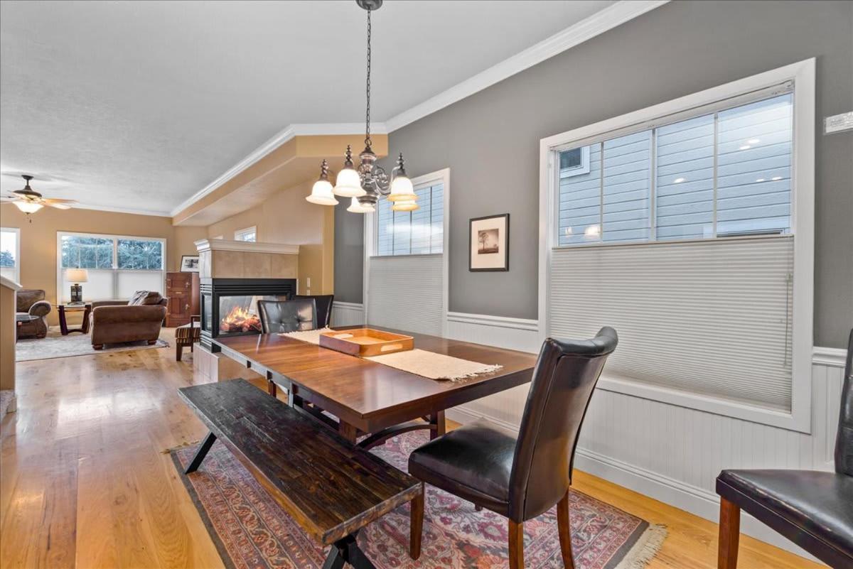 Spacious 3 Story In The Foothills *