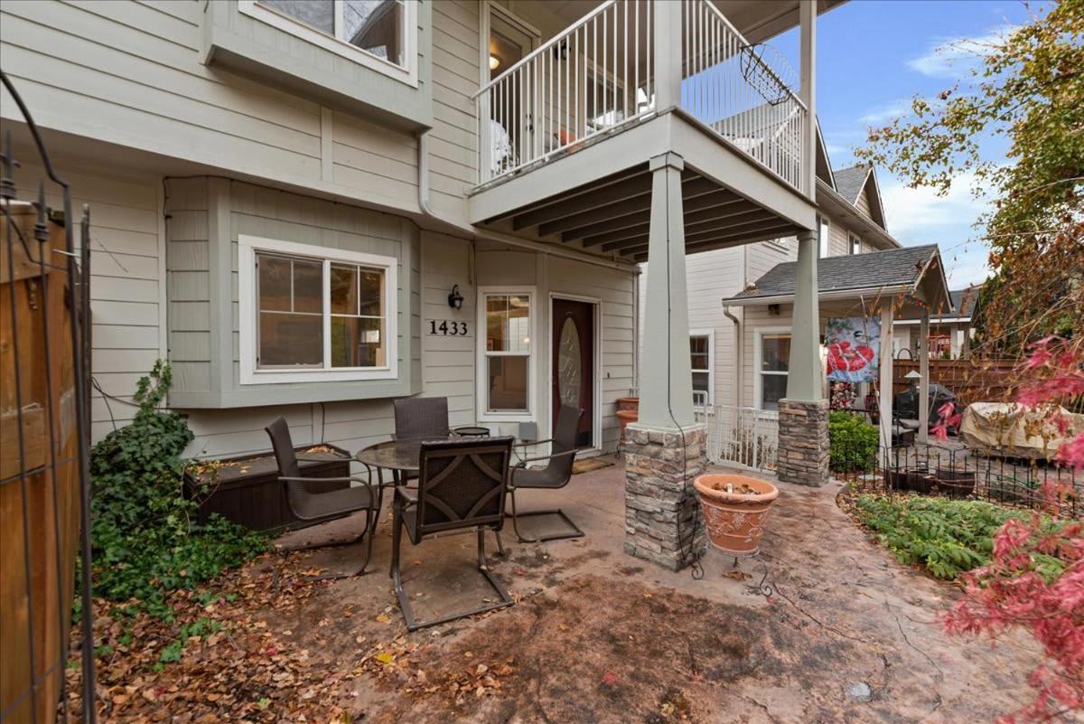 Spacious 3 Story In The Foothills