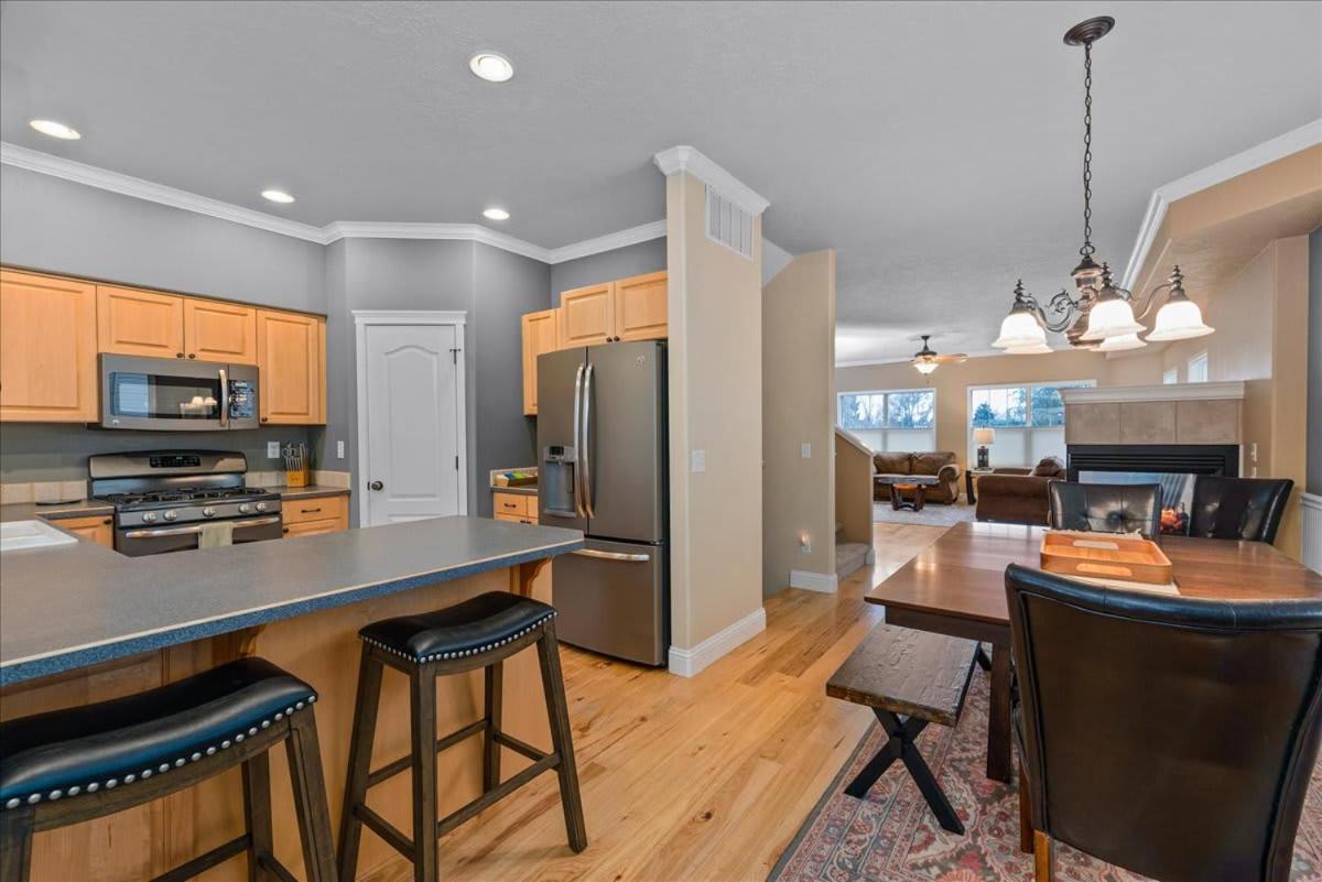Spacious 3 Story In The Foothills