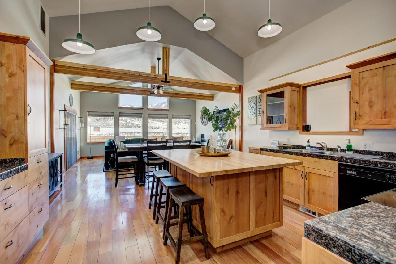 Twin Pines Wilderness Cabin: Scenic Views & Pet-friendly Retreat Holiday home *