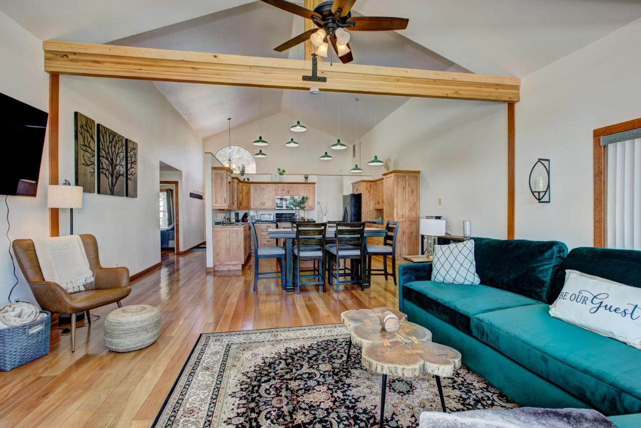 Twin Pines Wilderness Cabin: Scenic Views & Pet-friendly Retreat