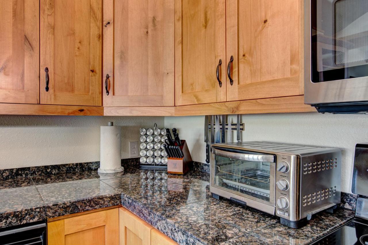 Twin Pines Wilderness Cabin: Scenic Views & Pet-friendly Retreat